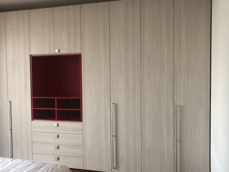 Camera da letto moderna in legno